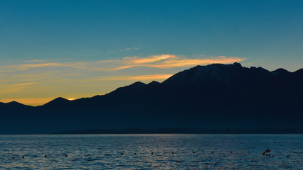 Cielo al tramonto, con nuvole con riflessi di giallo e arancione