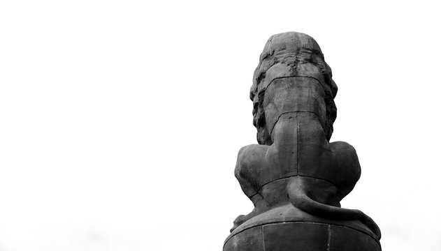 Black and white picture of a lion statue
