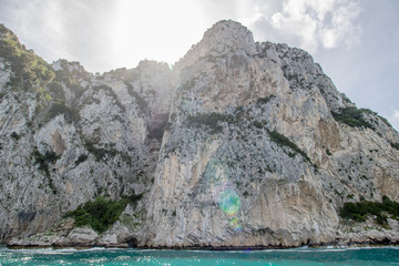 Bei einer Umrundung der Insel Capri mit einem Boot eröffnen sich die schönsten Perspektiven auf...