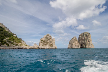 Bei einer Umrundung der Insel Capri mit einem Boot eröffnen sich die schönsten Perspektiven auf...