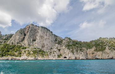 Bei einer Umrundung der Insel Capri mit einem Boot eröffnen sich die schönsten Perspektiven auf...