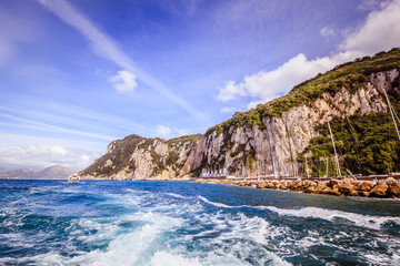 Bei einer Umrundung der Insel Capri mit einem Boot eröffnen sich die schönsten Perspektiven auf...