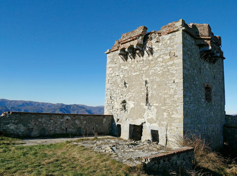 Fortificazioni della citt&agrave; di Genova: le rovine del Forte Fratello Minore.