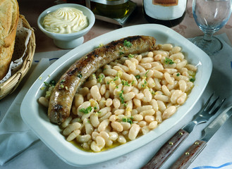 Bandeja de alubias con butifarra.