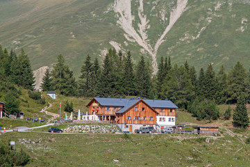 Fototapeta na wymiar Berghütte in den östlichen Lechtaler Alpen