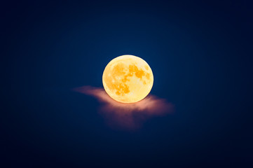Mond sitzt auf einer Wolke
