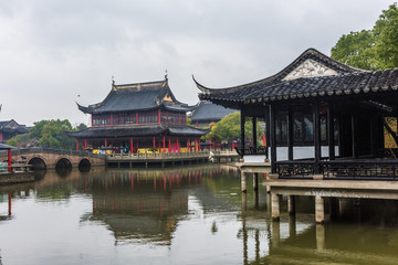 Obraz premium Confucian temple of Zhouzhuang under the rain, China