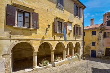 Fototapeta na wymiar Altes Kornhaus im Dorf Groznjan / Istrien