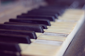 Nahaufnhame von alten Klaviertasten