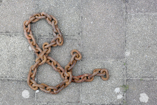 Semikolon, Und-Zeichen in Form einer Kette aus Metall
