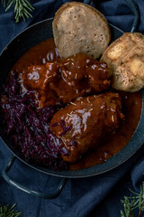 Rouladen mit Serviettenknödel Rotkraut