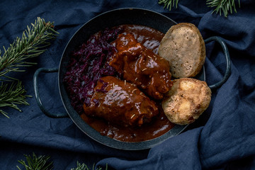 Rouladen mit Serviettenknödel Rotkraut