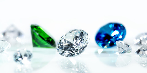 Diamanten mit Saphir und Smaragd vor Hintergrund in weiß, Header