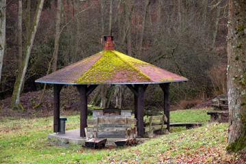 Grillhütte mit Holzbänken im Herbst