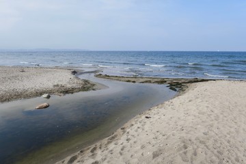 Die Mündung des Bachs Harkenbäk in die Ostsee an der Mecklenburgischen Ostseeküste (Kreis Nordwestmecklenburg)