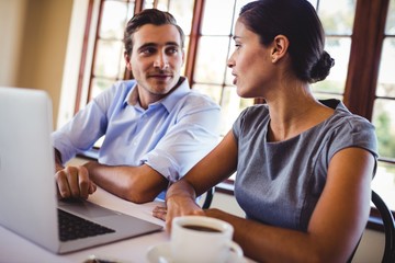 Obraz premium Business people talking with each other in restaurant