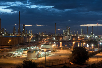 Naklejka premium Przemysł naftowy i gazowy - rafineria o zmierzchu - fabryka - zakład petrochemiczny