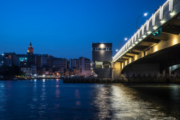 Fototapeta na wymiar Galata bridge in Istanbul at night.