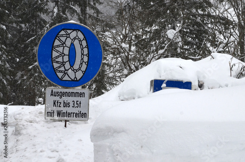 "Schneekettenpflicht" Stockfotos und lizenzfreie Bilder auf Fotolia.com