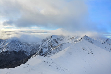Fototapeta na wymiar Górskie szczyty w zimie, Polska