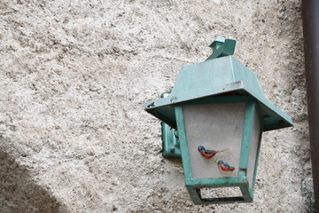 Lanterne verte en verre et oiseaux en porcelaine