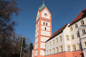 Blick auf den Kirchturm der Klosterkirche von Kloster Scheyern in Oberbayern