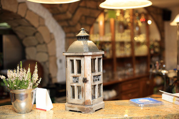 Piękna stara latarnia na bufecie w restauracji. - obrazy, fototapety, plakaty