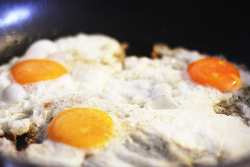 Spiegeleier in der Pfanne