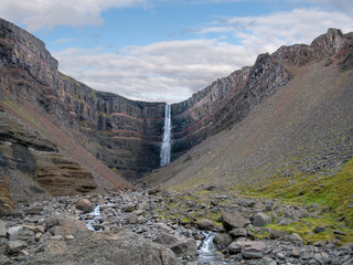 Beeindruckender Wasserfall mit Lava- und Basaltschichten