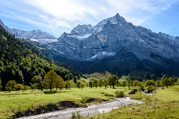 Fototapeta na wymiar Ahornboden bei Eng in Österreich mit Bergpanorama