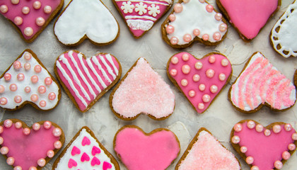 Obraz premium Gingerbread cookies with pink glaze Valentine's Day