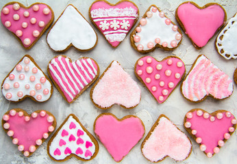 Obraz premium Gingerbread cookies with pink glaze Valentine's Day