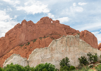 Fototapeta premium Kissing Camels atop North Gateway Rock along the Central Garden Trail in Garden of the Gods, Colorado