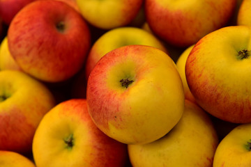 rot gelbe Äpfel zusammen als Hintergrund