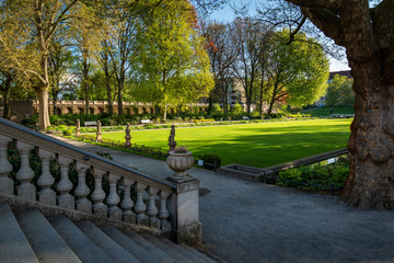 Neobarocke Gartengestaltung: Treppenaufgang zur Orangerie und Zierstatuen im Berliner Körnerpark -...