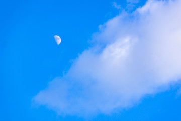 Mond neben einer Wolke am Tag