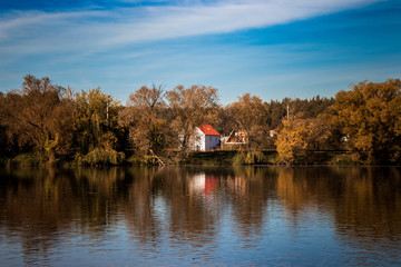 Fototapeta na wymiar House near a lake