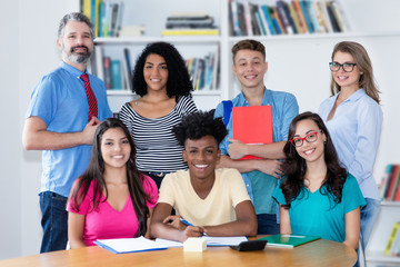 Fototapeta na wymiar Internationale Schulklasse mit Lehrern
