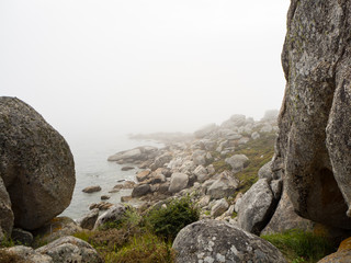 Paisaje de rocas en la costa de O Grove, Galicia, verano de 2018