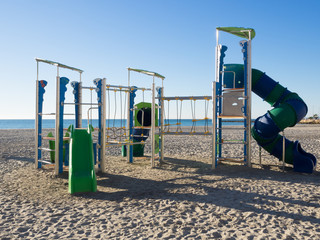 Fototapeta na wymiar parque infantil en la playa