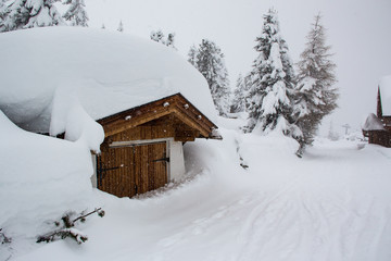 Schneebedeckte Hütte 