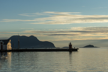 Fototapeta na wymiar Hafen von Ålesund mit Leuchtfeuer