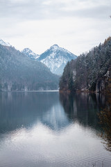 Obraz premium Amazing landscape of alpine lake with crystal clear green water and mountains in background