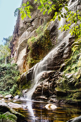 Obraz premium cascada en la roca