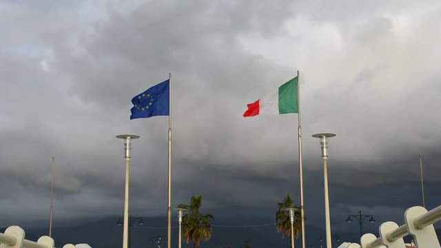 bandiera Italia e bandiera Europa Unita sventolano sul pontile di Forte dei Marmi