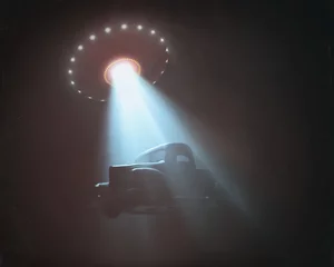 Cercles muraux UFO Objet volant non identifié soulevant une voiture. Concept d& 39 enlèvement extraterrestre. Photo de style ancien avec bruit de film ISO élevé. Effet du vieillissement et de l& 39 usure due au temps.