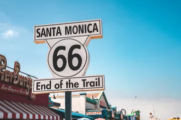 Rugzak Los Angeles, VS. 15 januari 2019. Bord &quot Santa Monica 66 Einde van het pad&quot . Beroemd einde van route 66. © ingusk
