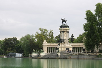 Fototapeta na wymiar Monument to Alfonso XII in the Parque del Buen Retiro 