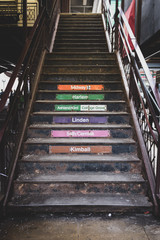 stairs leading to elevated train tracks in chicago - obrazy, fototapety, plakaty