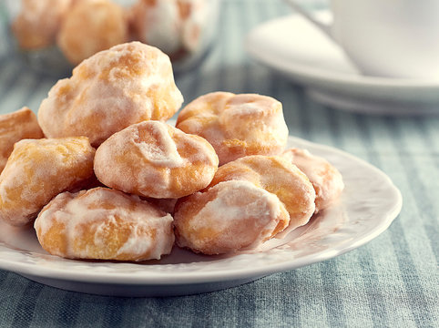 Prato com biscoitos